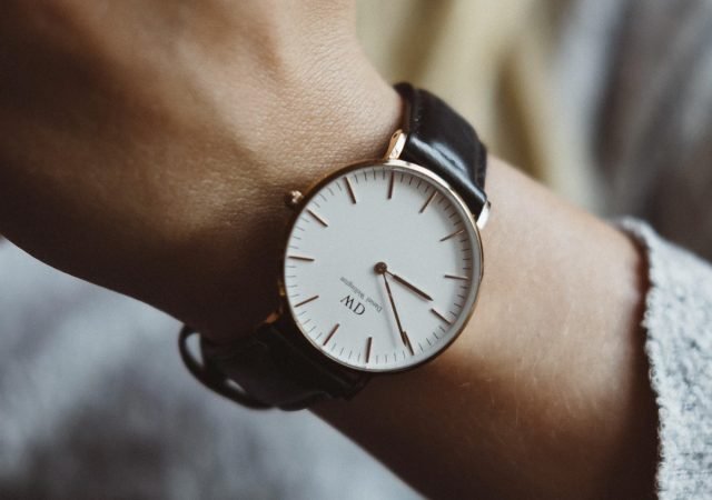 Gadget Ogling: Pebble Goes Round, VR Hits Movies, and Smart Locks Lose Keypads